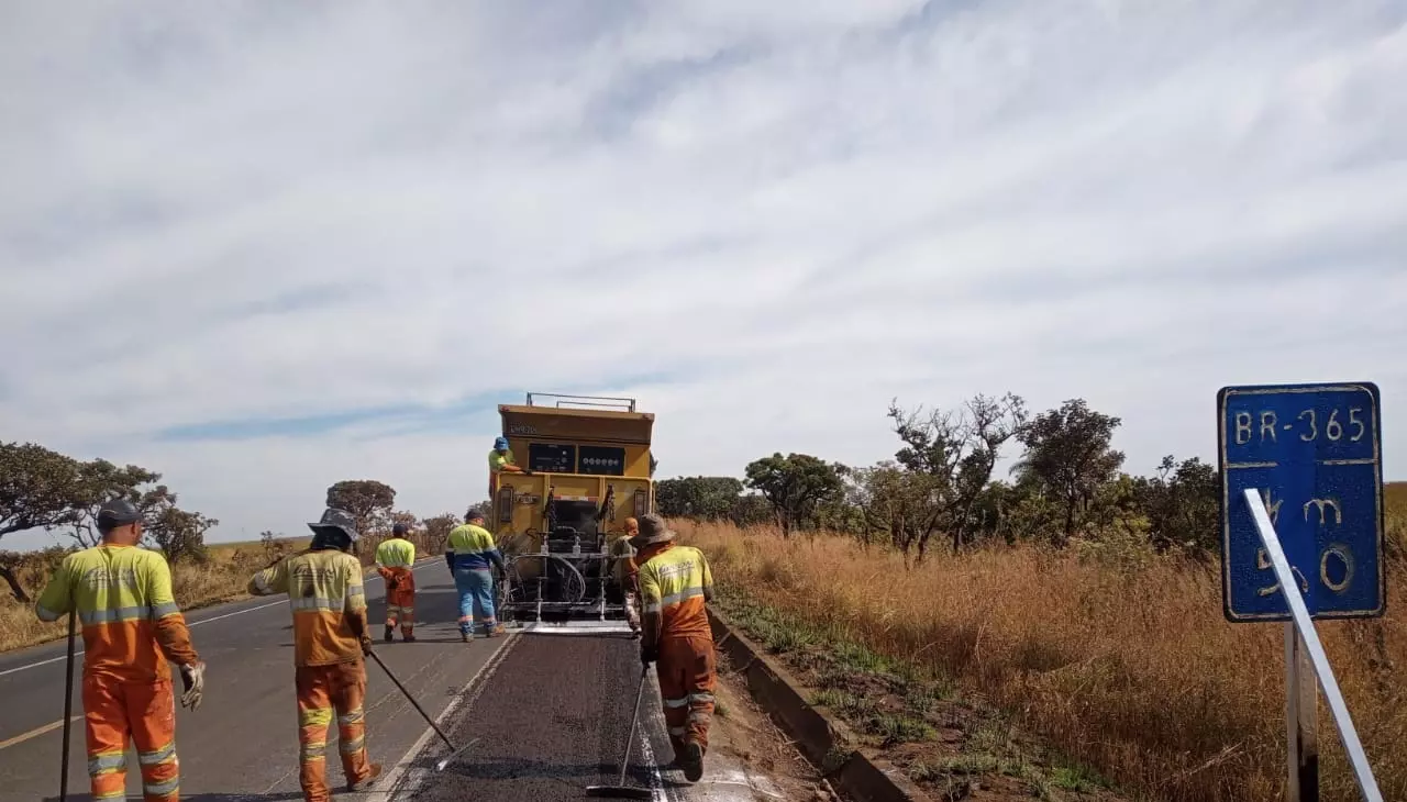 Manutenção e correções no pavimento seguem na BR-365